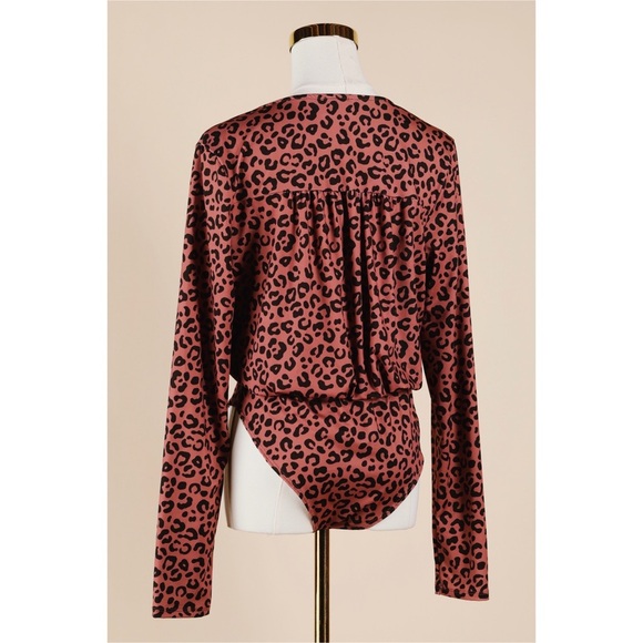 Sz L Peach Love California Silky Leopard Print Long Sleeve V Neck Bodysuit EUC - Picture 4 of 4